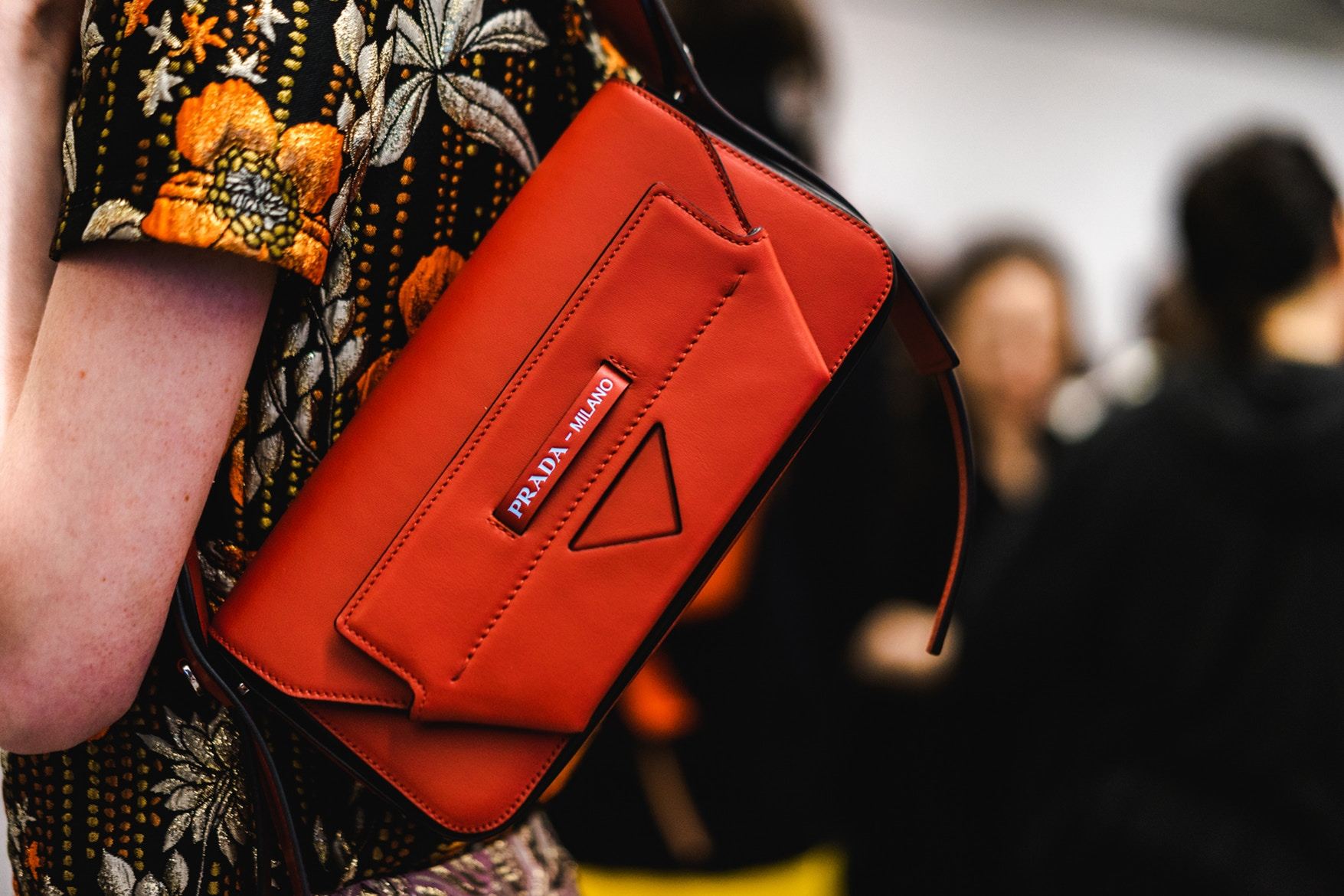 90年代复古回潮，走进 Prada 2019 早春系列纽约发布会后台